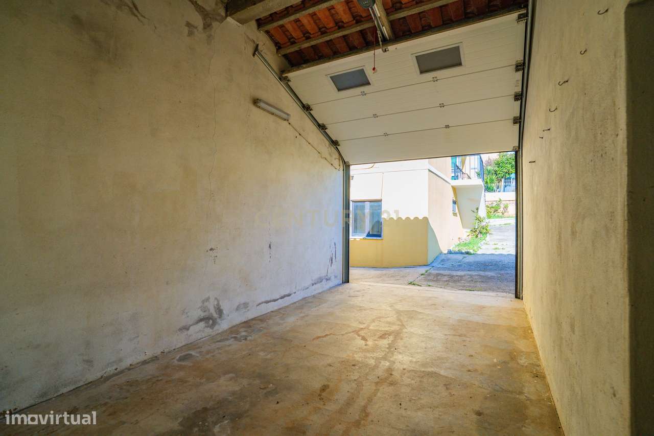 Moradia Bifamiliar com 2 Armazéns de Grande Dimensão-37