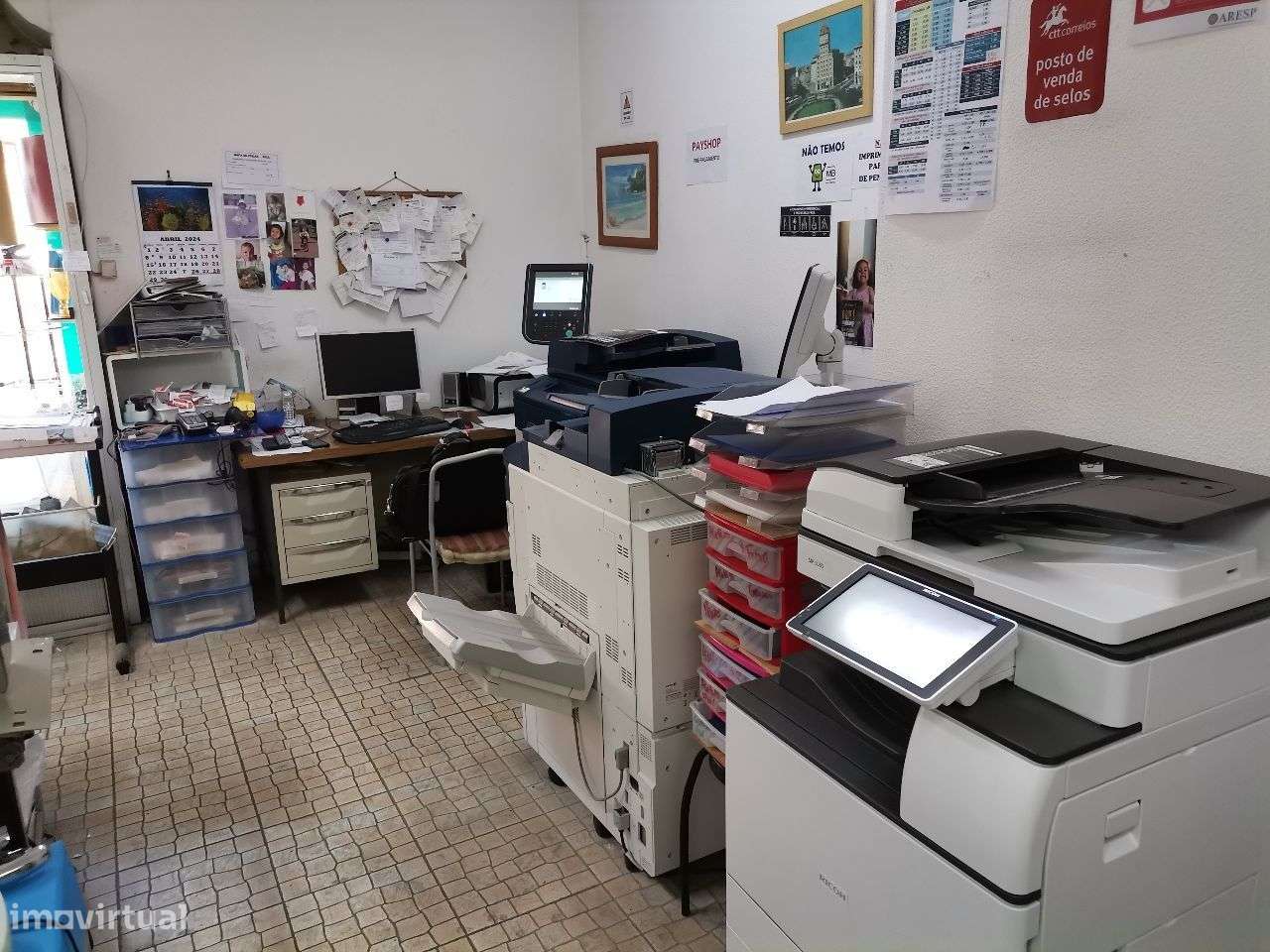 Papelaria Tabacaria em funcionamento, passagem de peões,e transportes-1