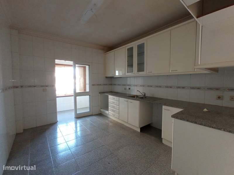 Apartamento T2 com Varanda em Rio Tinto, Gondomar-6