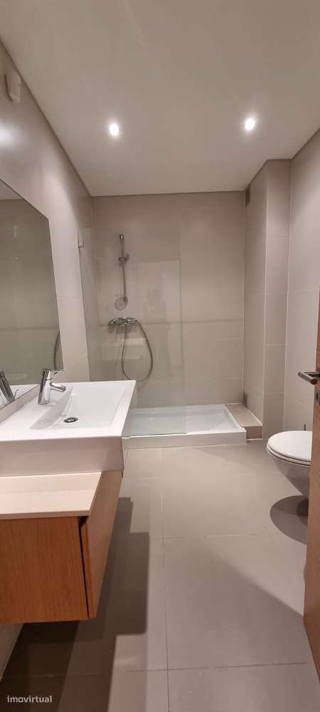 T2 com varanda, garagem e piscina em Benfica-8