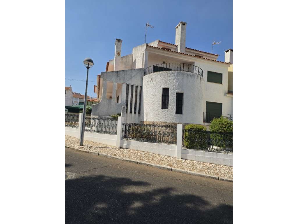 Moradia T5 com Garagem e Jardim | Centro de Elvas-42