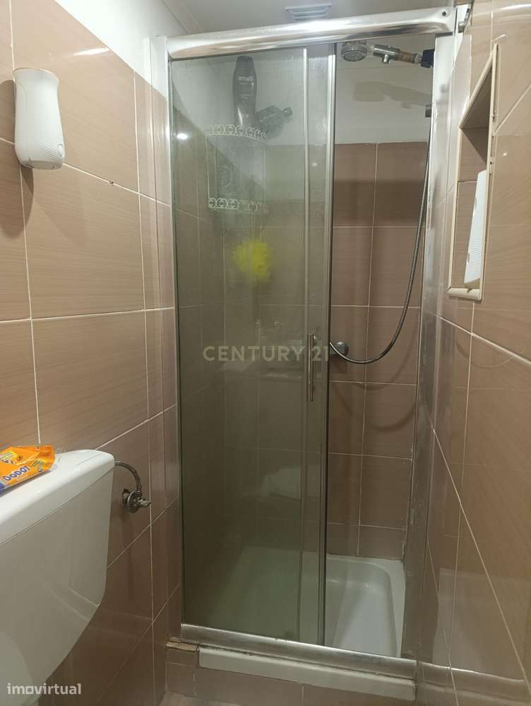 Casa T2 em Almada com 2 casas de banho e boa exposição solar-12