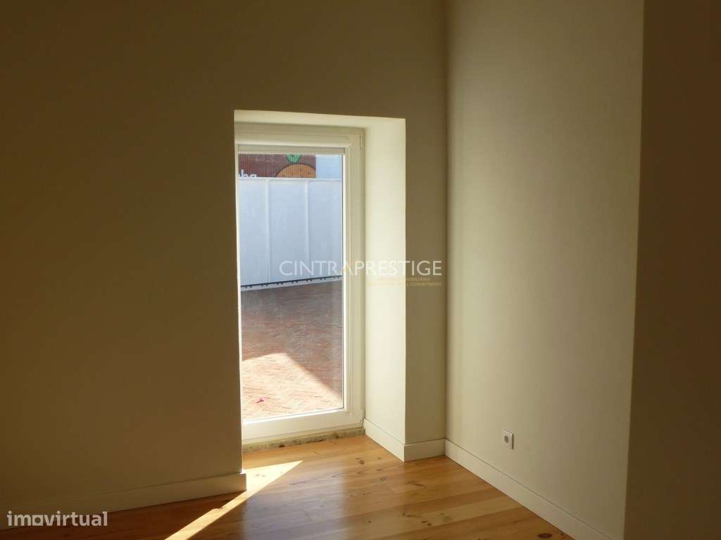 Moradia T2 totalmente recuperada em Almoçageme-12