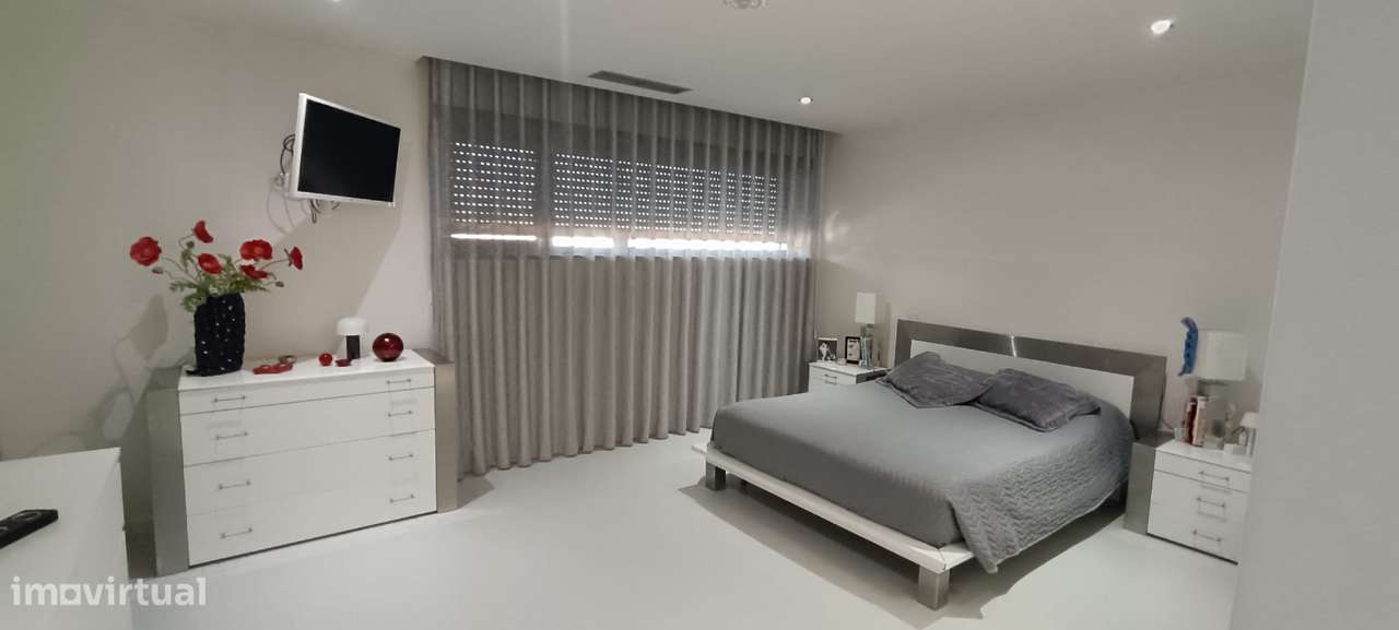 Moradia T5 de Luxo com Piscina e Garagem-19