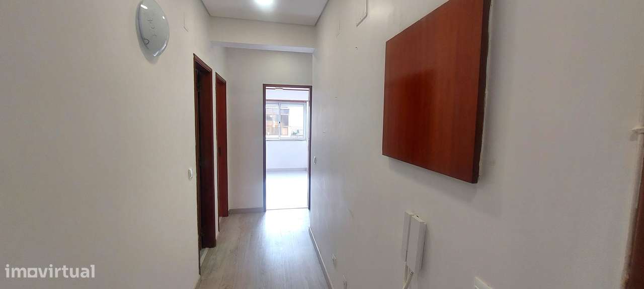 VALE FLORES - T3 REMODELADO COM SUITE NUM R/C-9