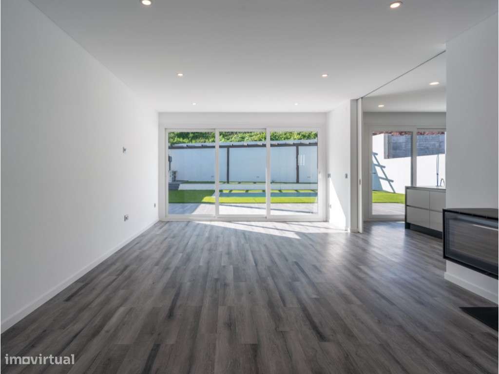 Moradia T4 com jardim e piscina em Famões, Odivelas - Grande imagem: 5/47