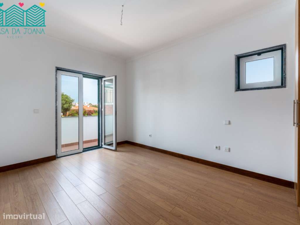 Moradia T5 com Jardim e Garagem em Oeiras-16