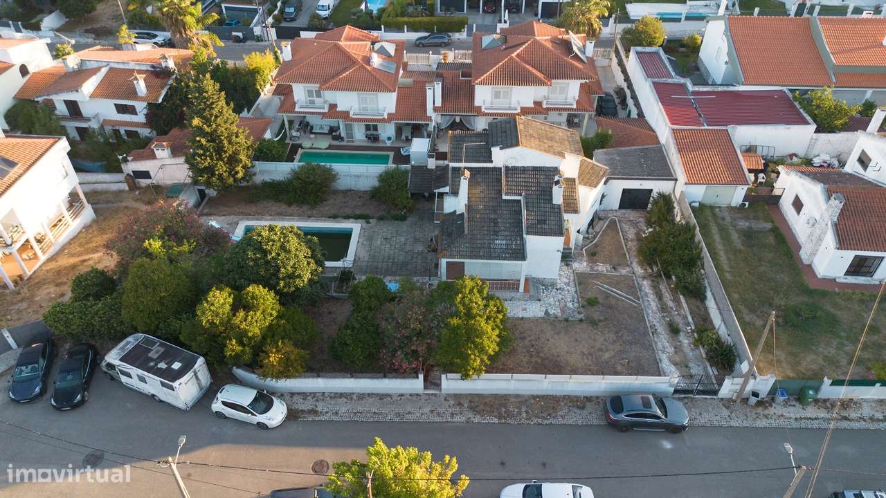 Moradia para Remodelar em Terreno de 1.000m² na Prestigiada Zona da Ma-3