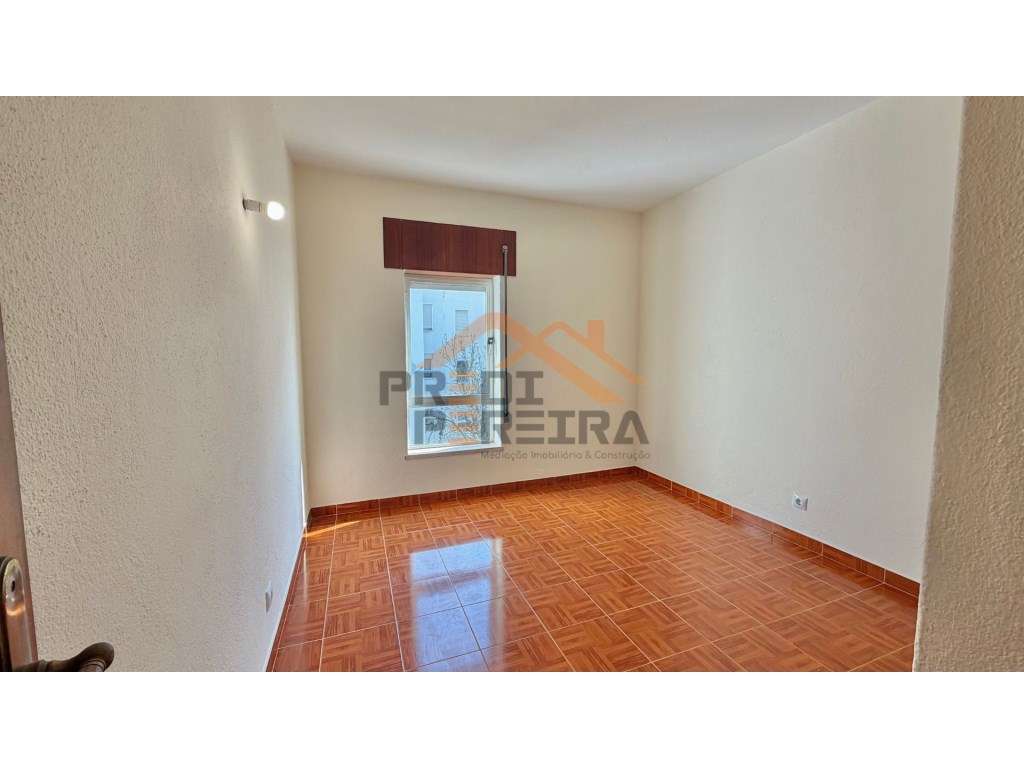 Situado na zona da Torre, em Cascais,, apartamento T2.-15