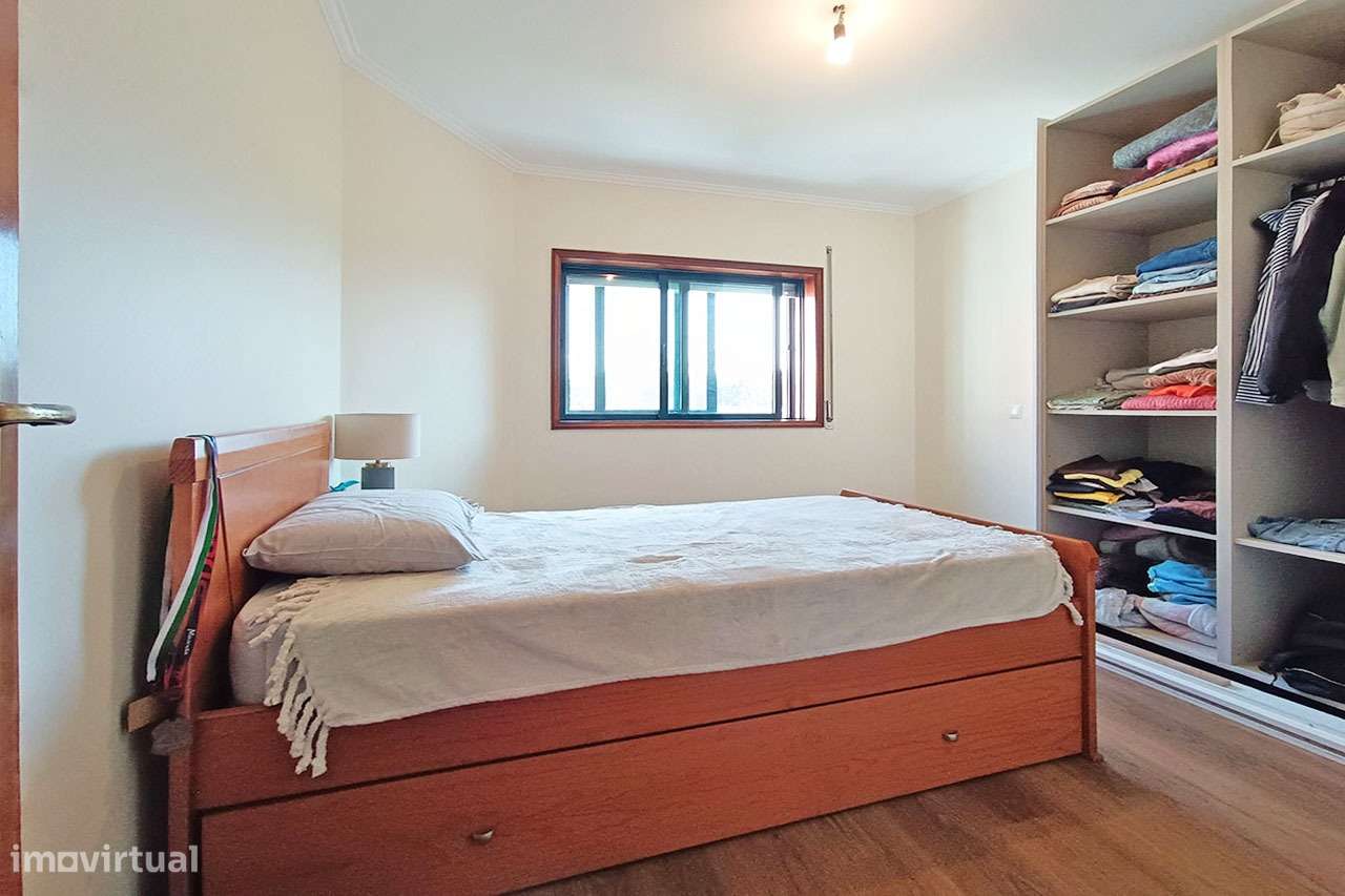 Apartamento T3 Renovado c/áreas generosas Paços de Brandão-14