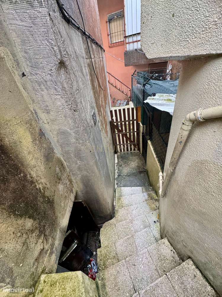 Camarate - Prédio de 2 andares de utilização independente-16