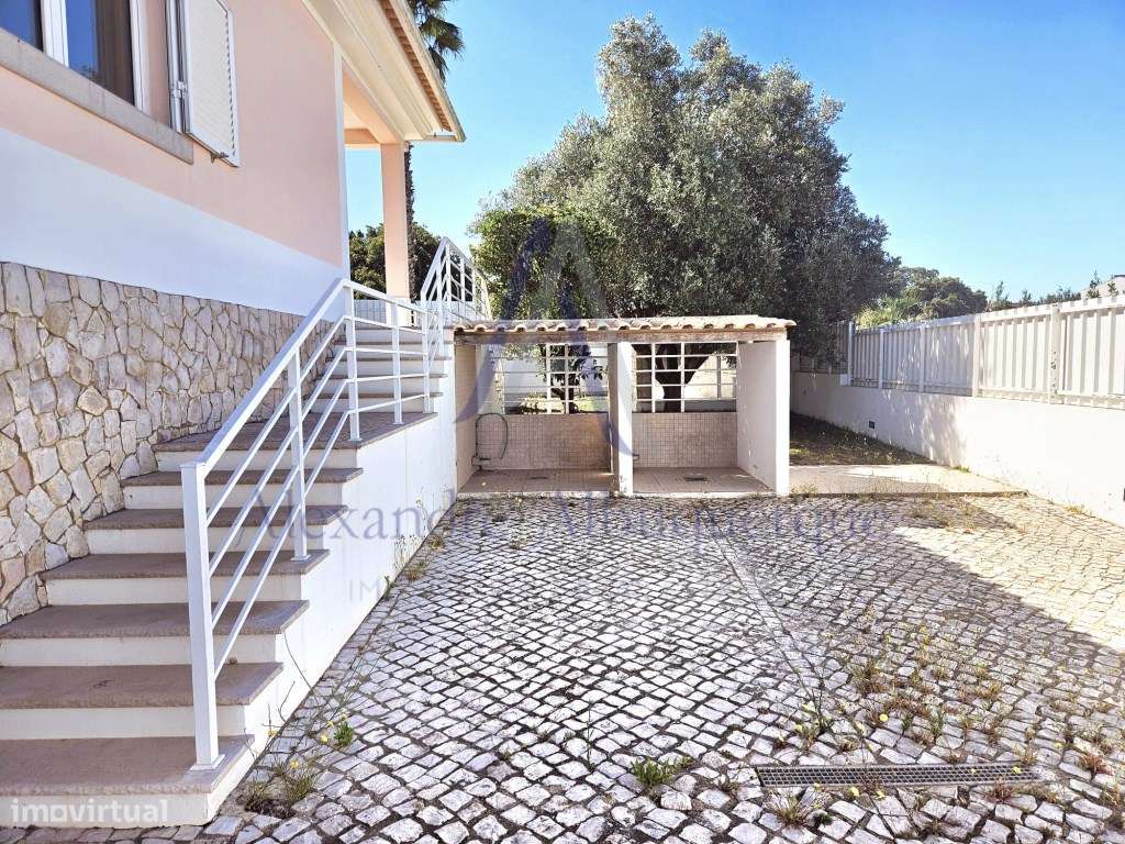 Moradia Isolada com Piscina T3+2-46