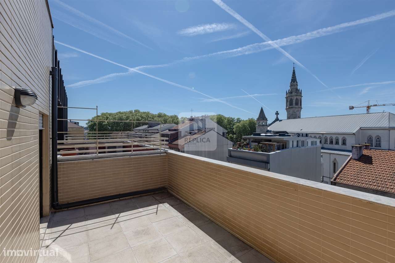 Apartamento T2 á Rua da Constituição, com terraço e garagem - Grande imagem: 4/35