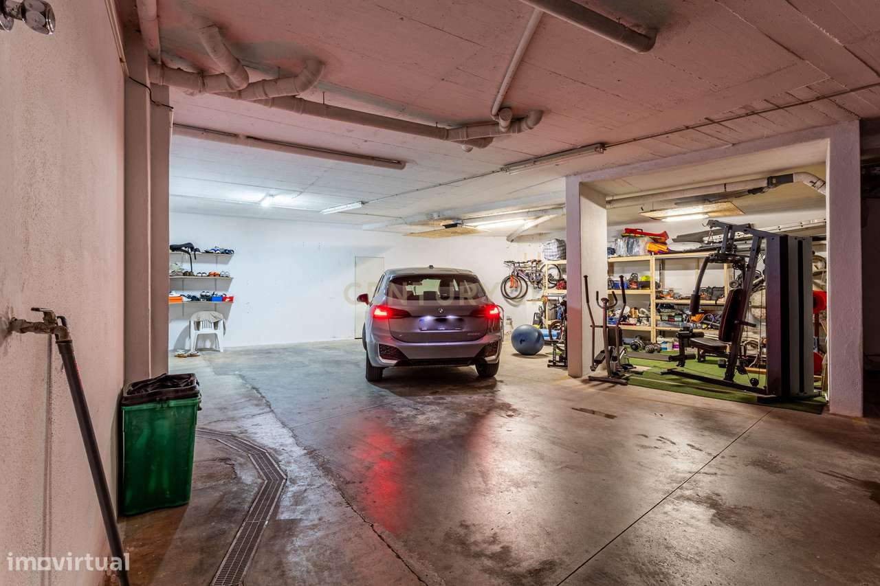 Procura espaço e conforto? Veja este T4 Duplex-38