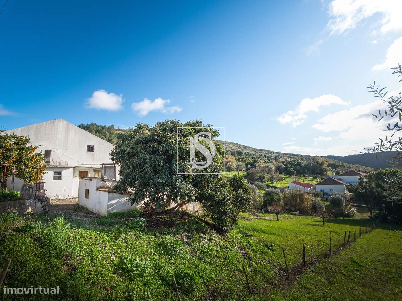 Terreno de 1.320 m² no Calhandriz, na zona da Adanaia  com ribeiro e b-26