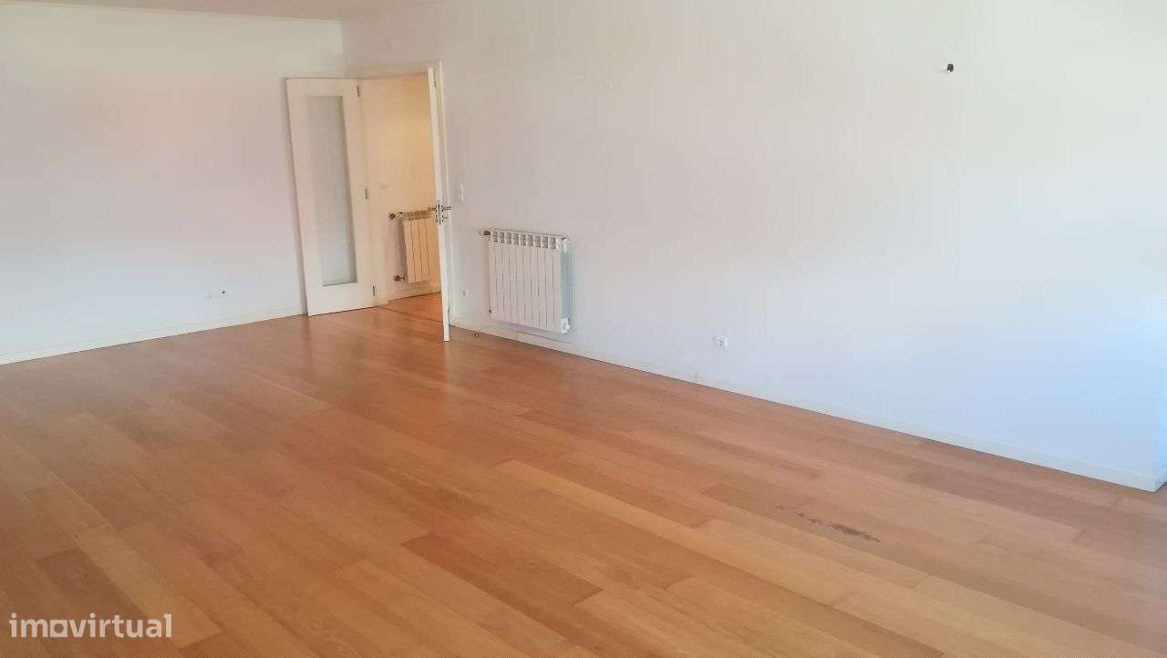 Apartamento Algés T2 com 2 lugares de garagem e arrecadação Grande - Grande imagem: 2/27