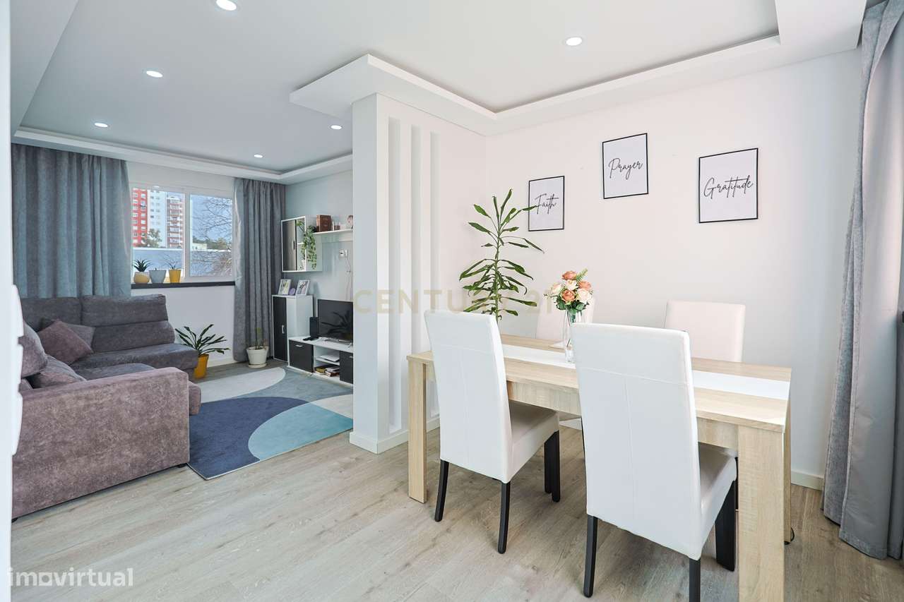 Apartamento T2 Renovado em Corroios, Seixal-0