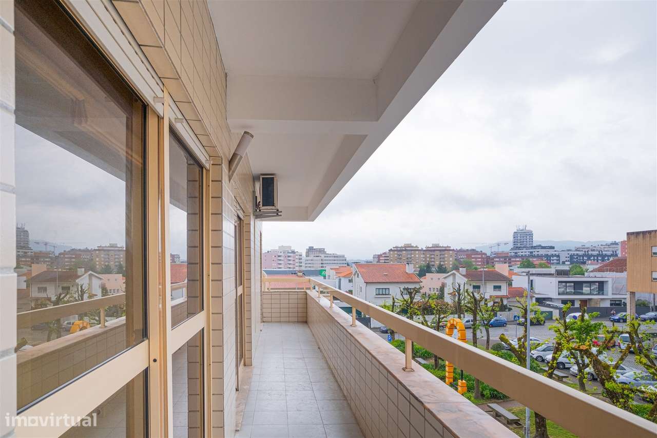 Apartamento T4 em Barcelos – Espaço, Conforto e Excelente Varanda!-26
