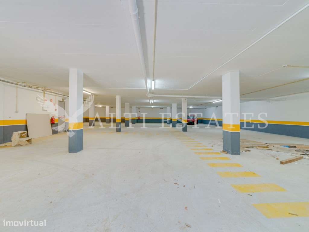 Espaço de 625m² com Capacidade para 21 Carros e Casa de Banho Priva...-4