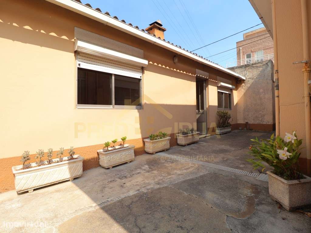 EXCELENTE MORADIA TERREA COM TERRENO E ANEXOS ARCOZELO-5