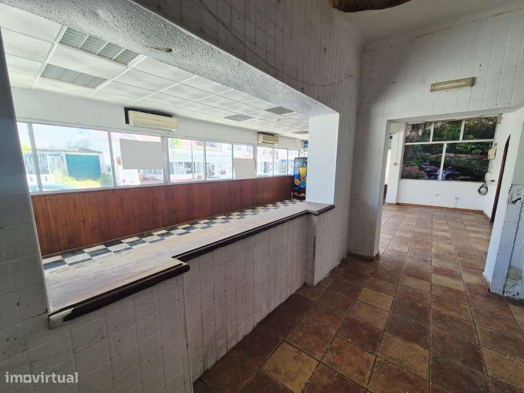 Edifício no centro de Milfontes-14