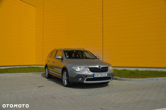 Skoda Superb Combi 2.0 TDI 4x4 DSG AllDrive - 6