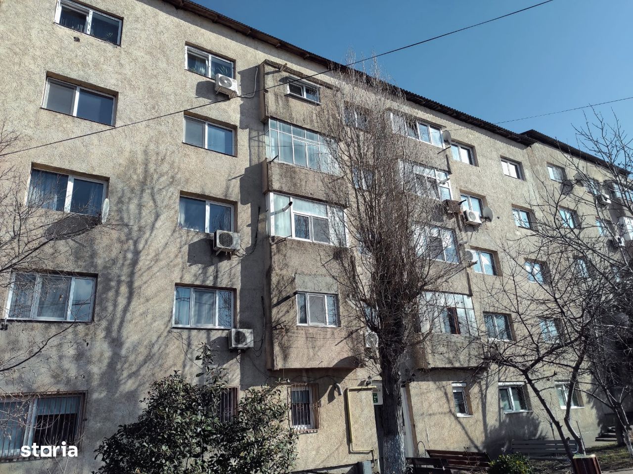 Ovidiu - Apartament cu 2 camere semidecomandat, vedere stradala !