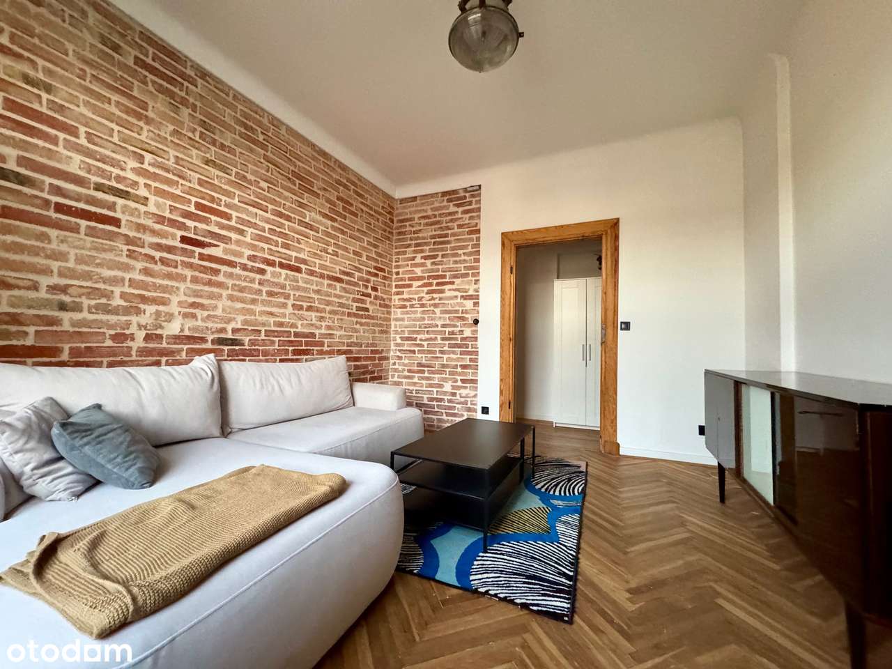 Przestronna kawalerka z oddzielną kuchnią w przedwojennej kamienicy - Pełny obrazek: 1/9