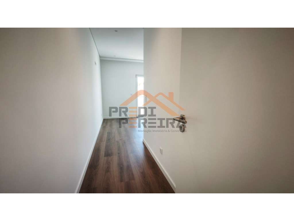 Situado em Caneças, apartamento T4 com duas suites, uma box e um pa...-14