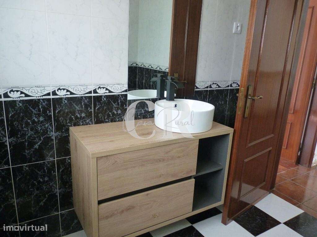 Fantástica moradia T3 com garagem e terreno generoso em Vila Facaia –-33