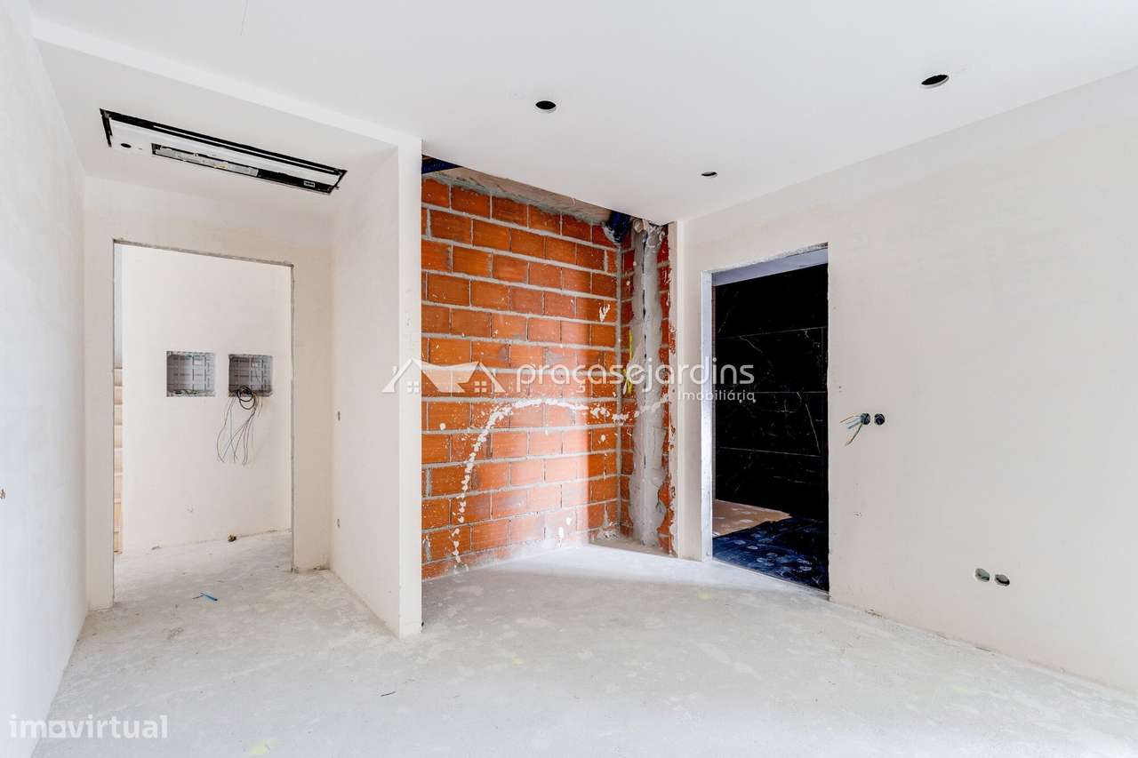 Moradia T3 com Garagem para 3 Viaturas a 5 Minutos de Leiria-11
