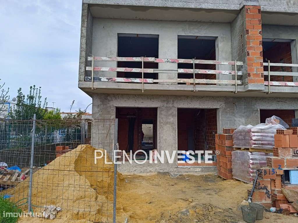 Moradia nova com piscina em Fernão Ferro-0