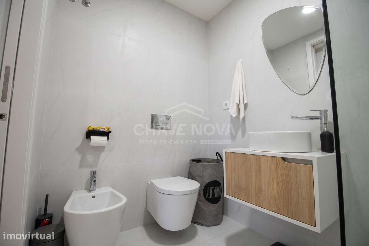 T2 Como Novo c/ Terraço em Santa Marinha (Candal)-10