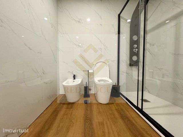 Moradia T4 de Luxo com Piscina e Jardim em Esmoriz-26