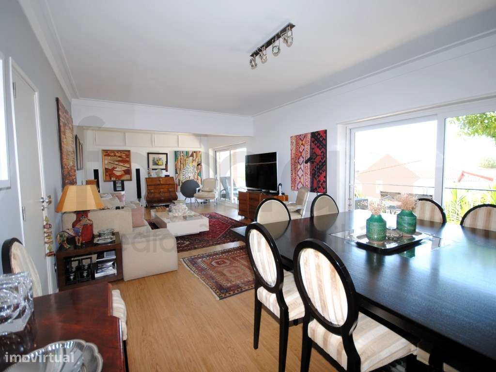 MORADIA RENOVADA RECENTEMENTE, PERTO DOS CENTROS DE CARCAVELOS E PA... - Grande imagem: 2/34