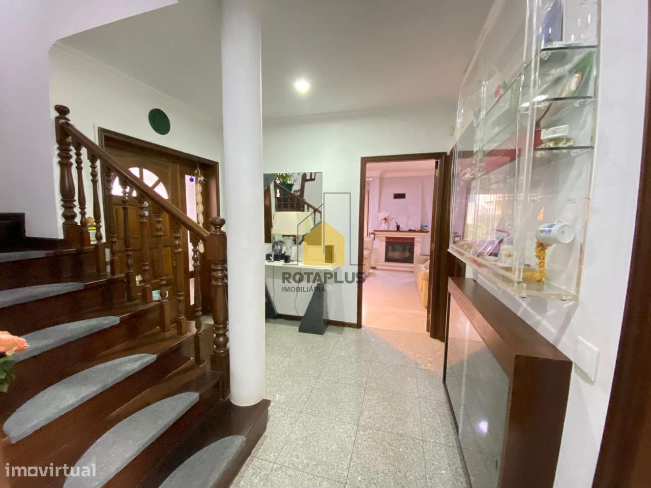 Moradia T4, Salão de Convívio e Excelente Localização-5