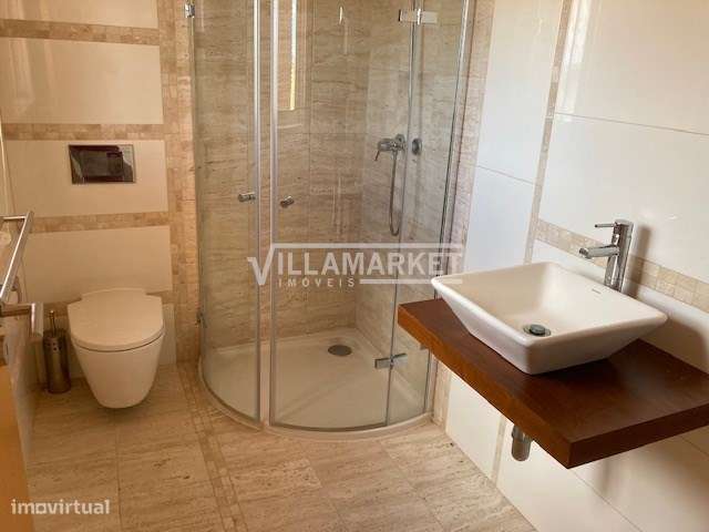 LUXUOSA VILLA V4  DE ARQUITETURA MODERNA COM PISCINA SITUADA NA ZONA D-35