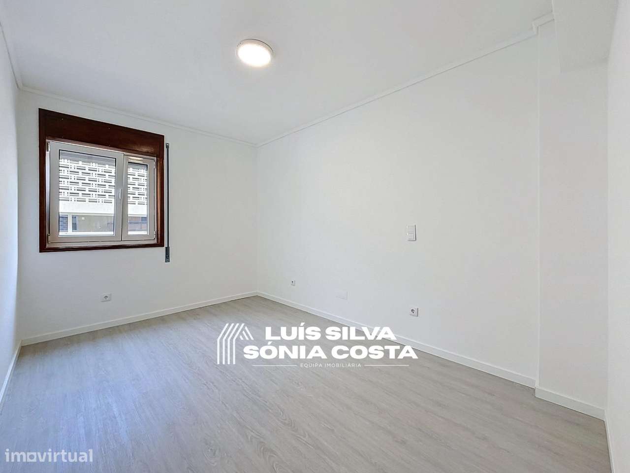 Apartamento T2 Semi-Remodelado c/ Garagem, Marquise & no Centro de...-19