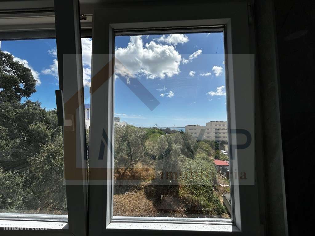 Apartamento T2 Remodelado em Setúbal-15