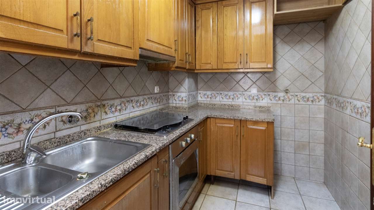 Apartamento T3 com Garagem Fechada - Bairro Santa Eugénia-1