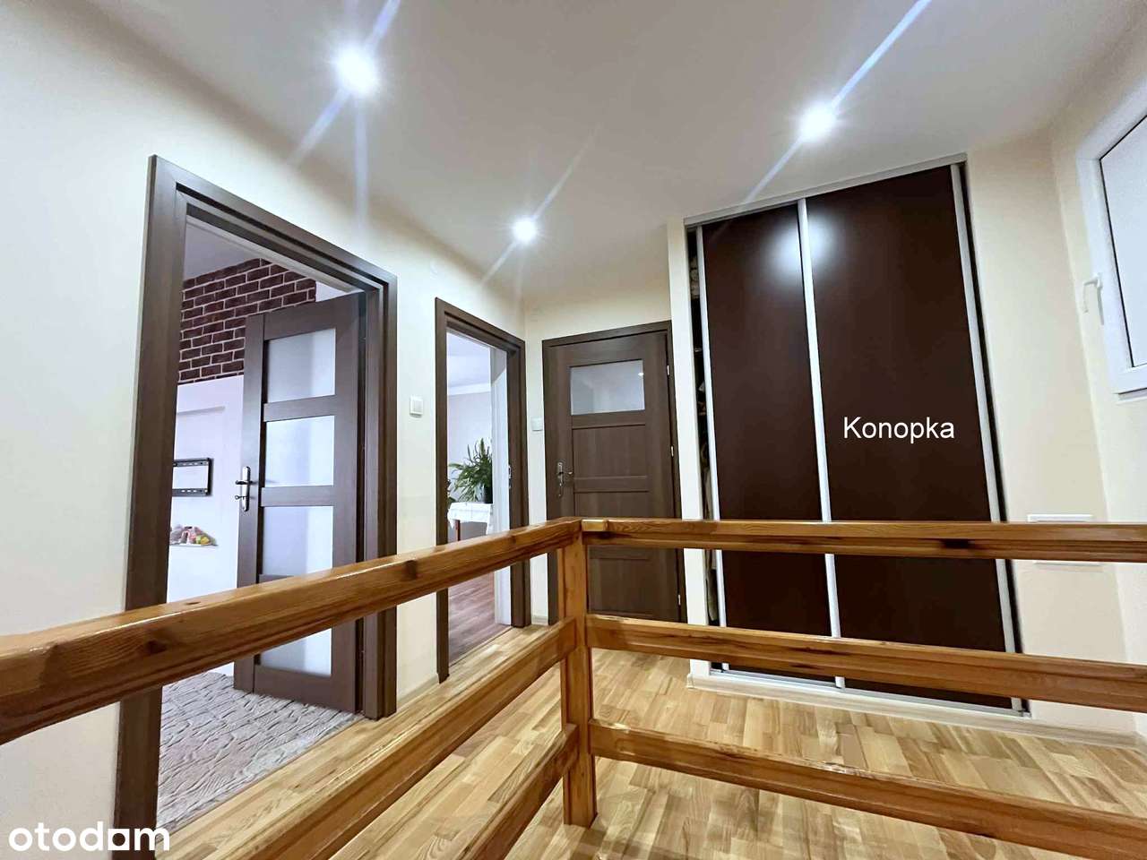 Solidny dom z tarasem i garażem-6