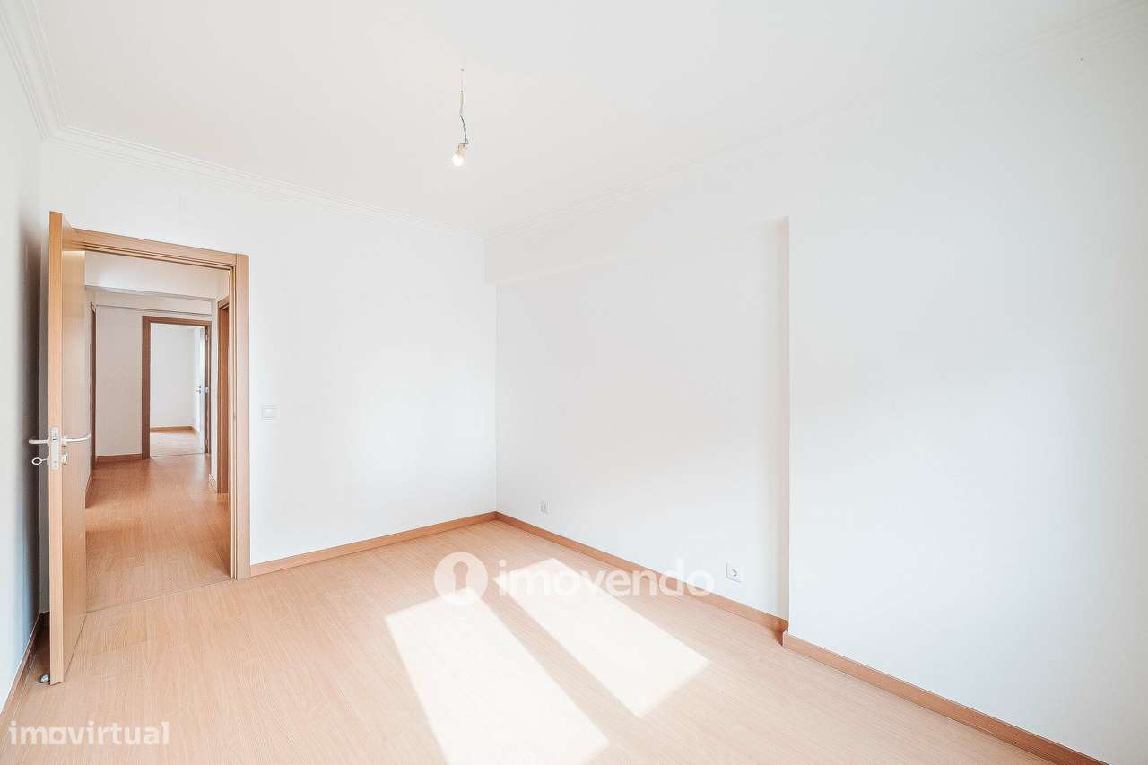 Apartamento T3, com terraço e arrecadação, em Mem Martins-20