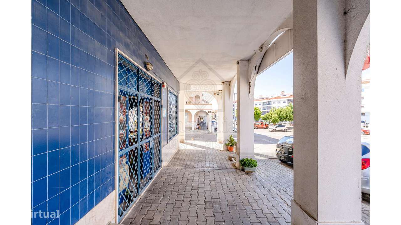 Café/Pastelaria de Gaveto na Amora - Grande imagem: 4/24