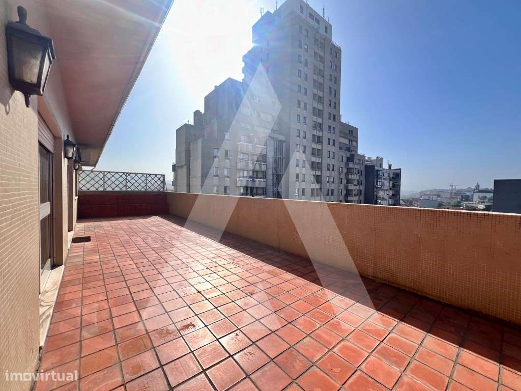 Apartamento T4 Duplex no centro de São João da Madeira-26