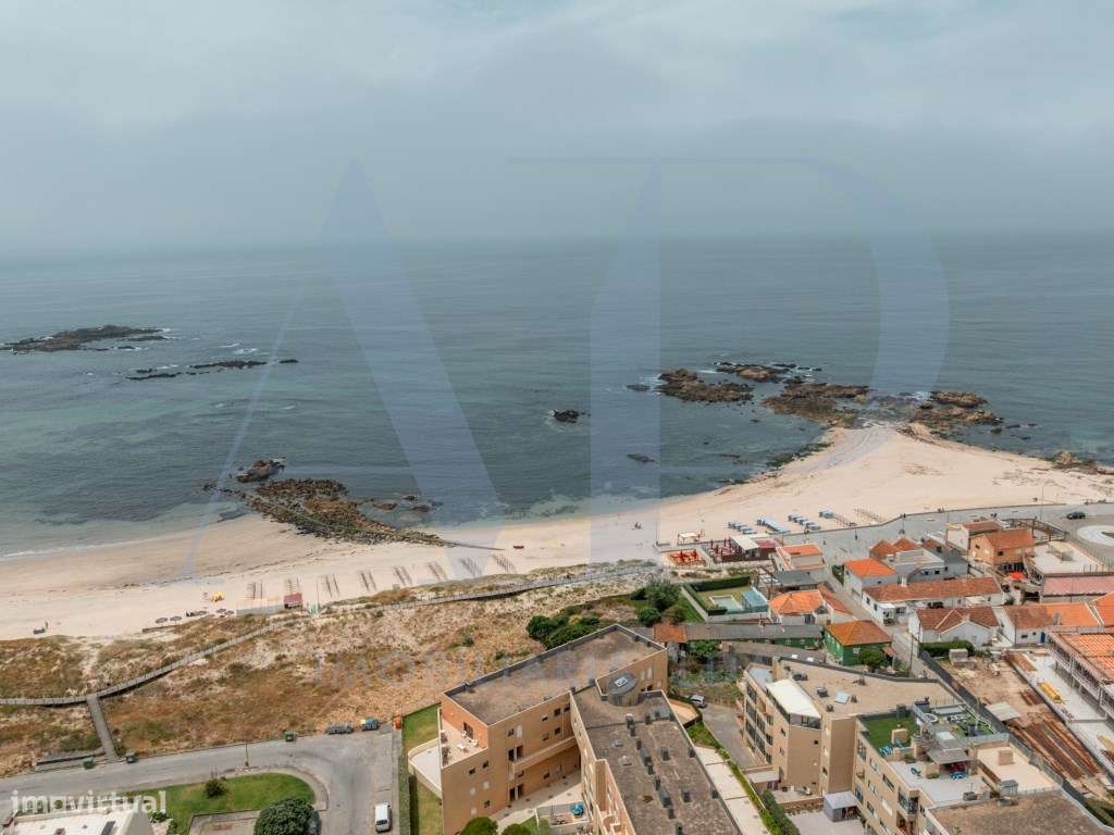 Moradia T3 de três frentes a apenas 400 metros da praia de Mindelo-30