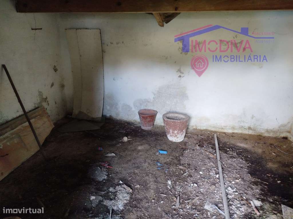 Moradia T2 com arrecadações, garagem e quintal em Constância-26