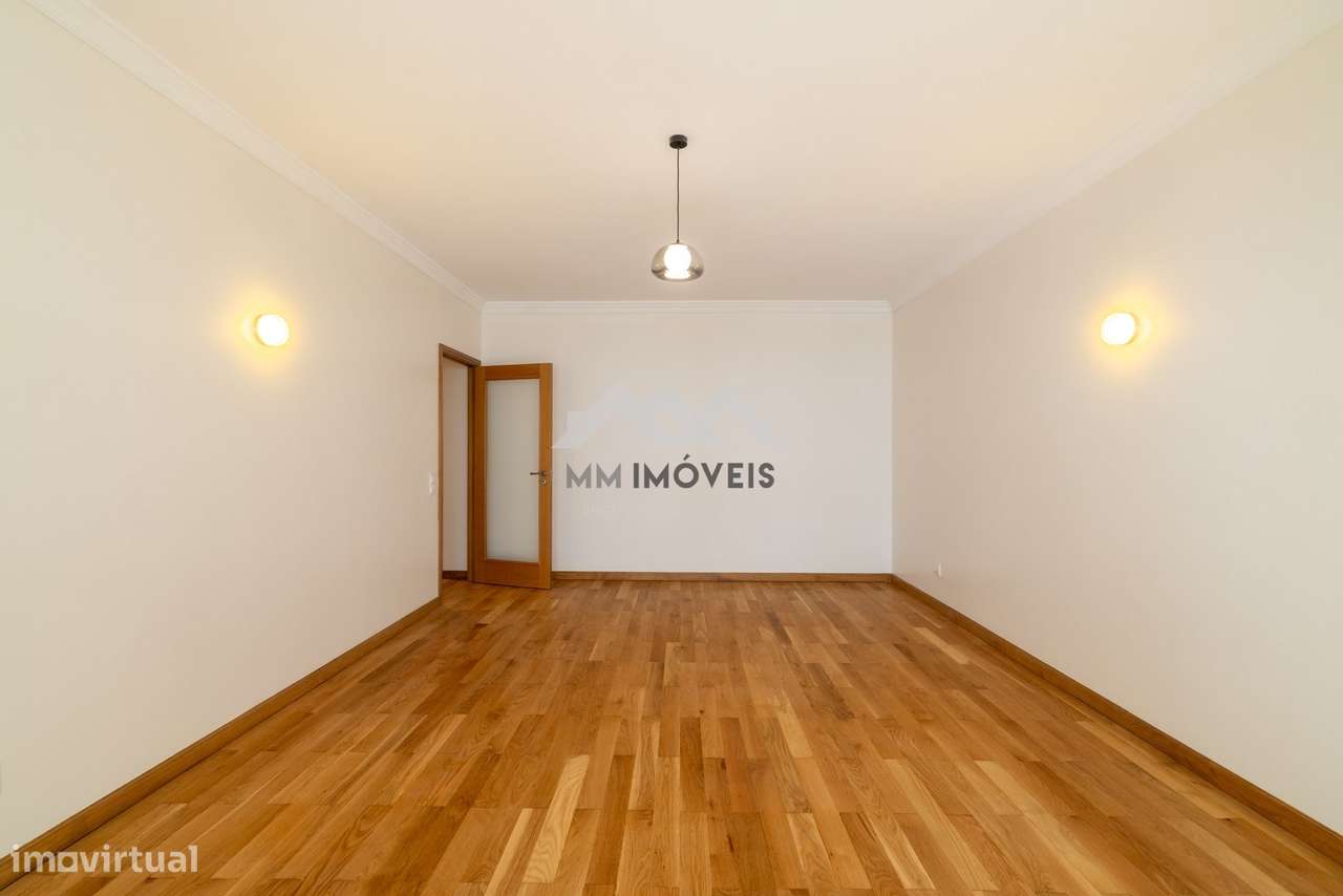 Apartamento T1 | Varanda | Exposição Sudeste | Garagem | Arrumos | Rua - Grande imagem: 4/32