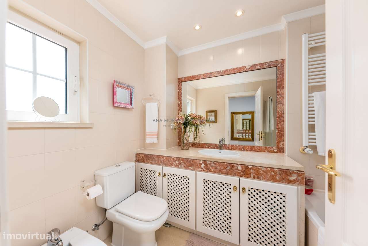 Moradia T4+1 Geminada na Quinta da Beloura — Luminosidade, Conforto e-36