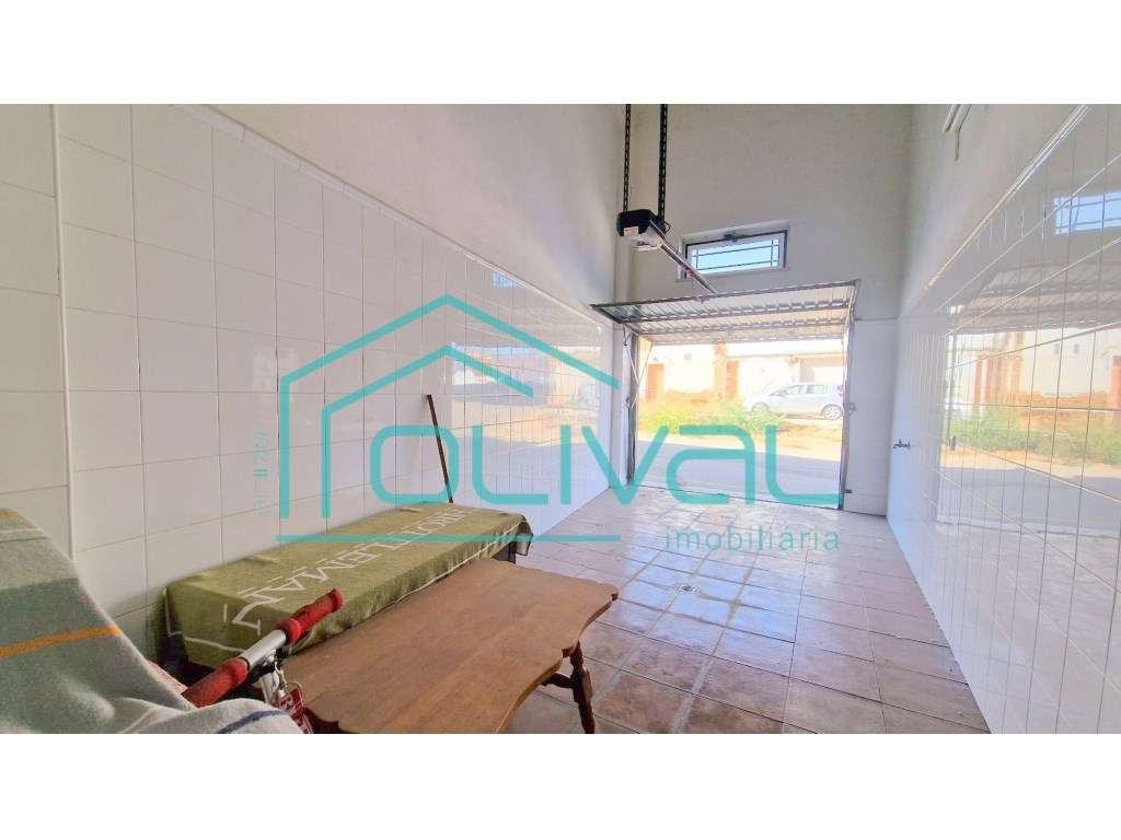 T4 com Arrecadação e Garagem Box no Centro de Benavente - Excelente...-34