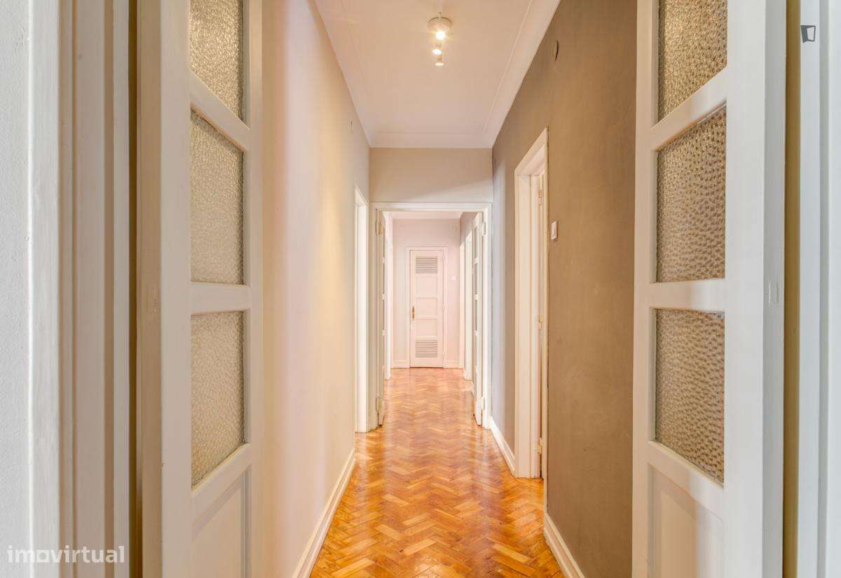 Quarto - localizado em São Sebastião Lisbon - Grande imagem: 3/10